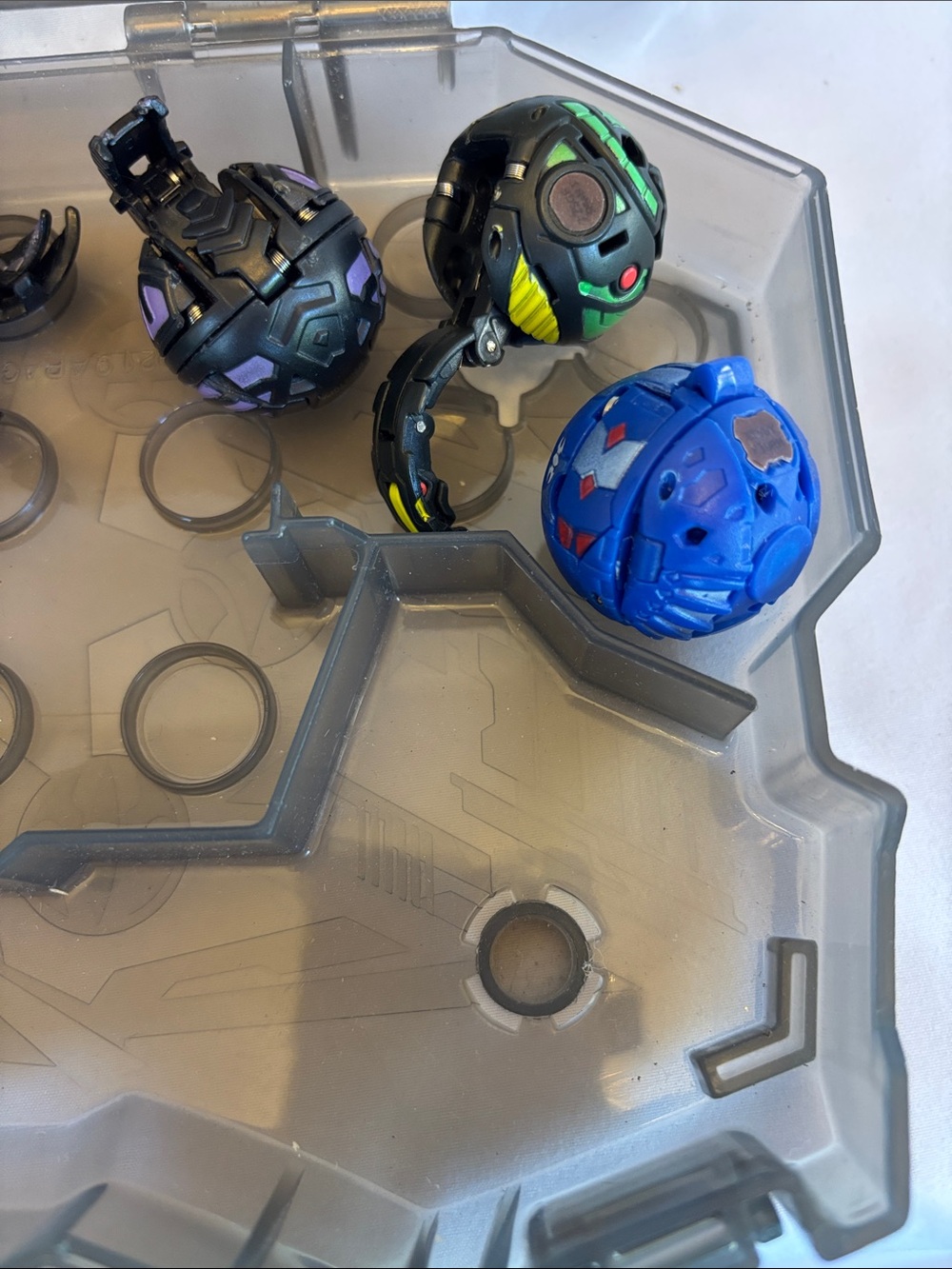 LOT OF 8 OFFICIAL BAKUGAN BATTLE BRAWLERS WITH TRANSLUCENT GREY CARRY CASE - Picture 7 of 12